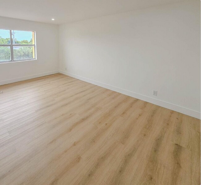 18890 NW 57th Ave unit 2, Hialeah, FL 33015 - photo 2