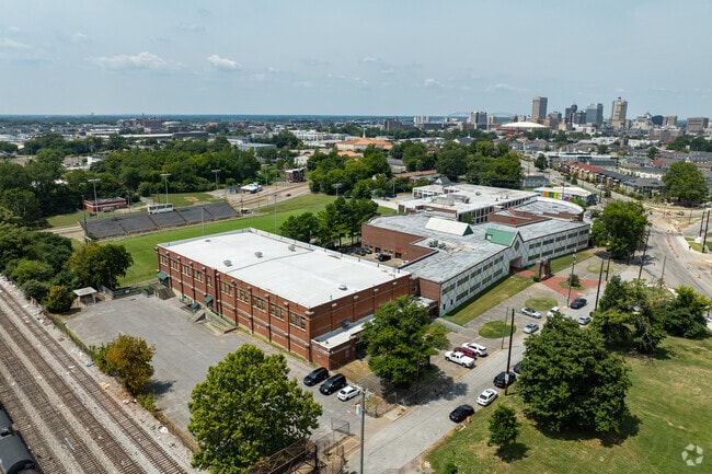 Booker T. Washington High School has a student teacher ratio of 14:1.