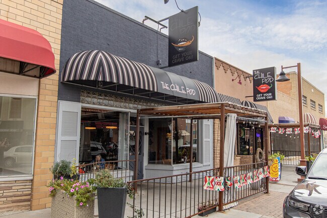 Farmington, located nearby has many restaurants for locals to dine out.