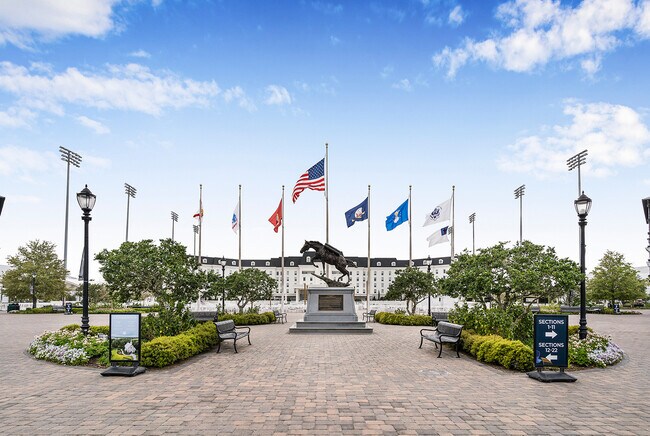 Ocala World Equestrian Center Statue 1of2