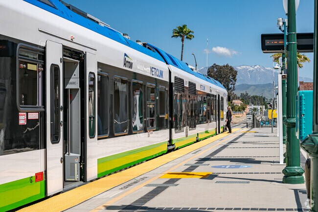 North Redlands locals can use the Downtown Redlands Metrolink Station to get around.