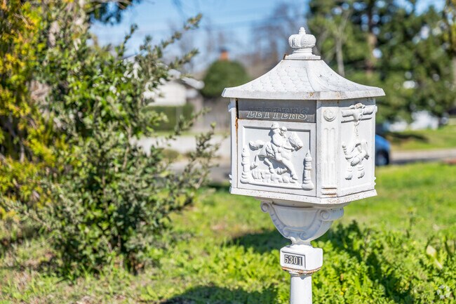 Some of the homes in Foothill Farms have decorative mailboxes.