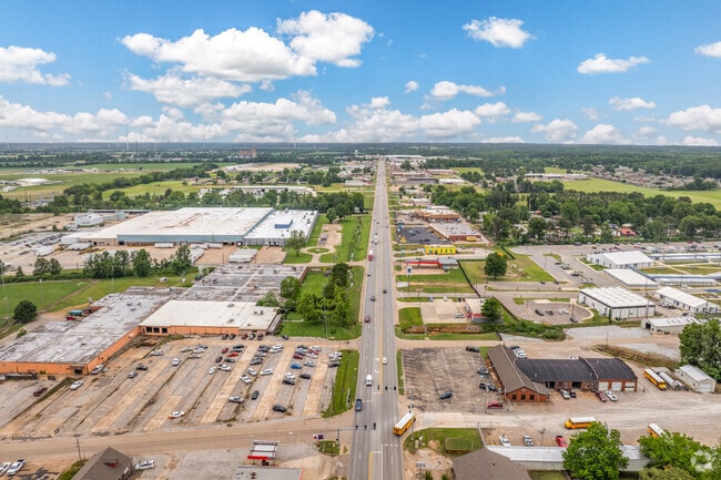 Falls Boulevard is home to many of Wynne's shops and restaurants.