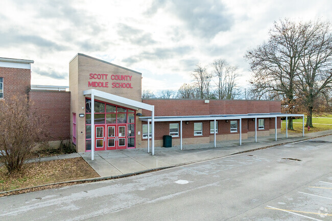 The student population of Scott County Middle School is 889 and the school serves 6-8.