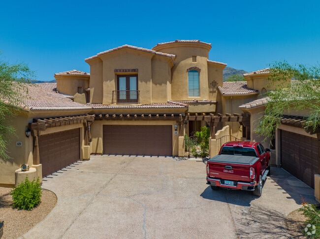 These villa style homes in Gold Canyon sit right next to green fairways.