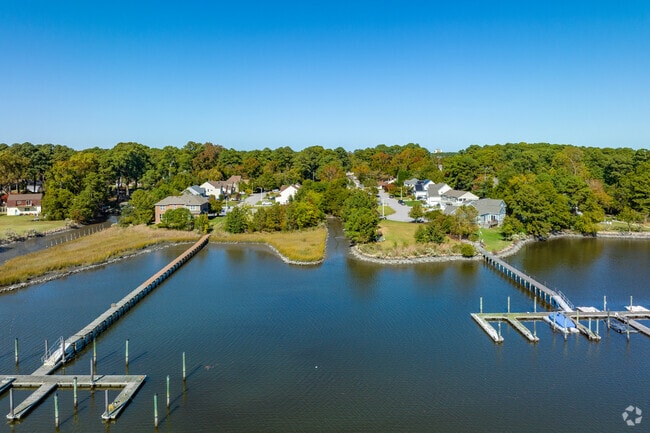 River Forest Shores/Wayside Manor sits up against the shores of the Elizabeth River.