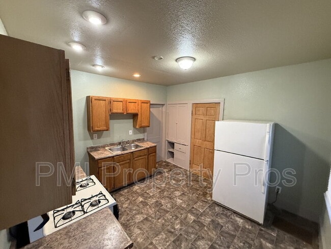 2481 W Locust St, Milwaukee, WI 53206 - photo 2