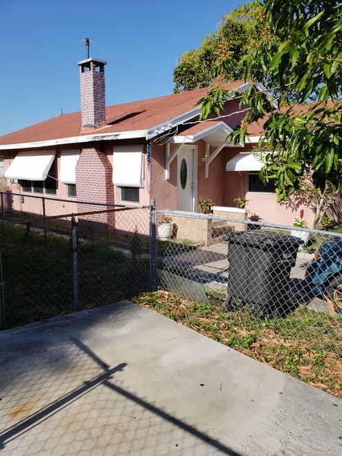 827 Briggs St, West Palm Beach, FL 33405 - photo 1