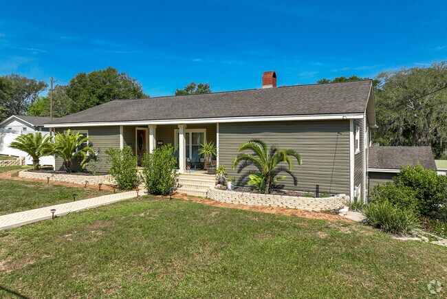 The Ranch Style Home in Groveland Became Popular in The Early 80s But The Aesthetics Can Still Be Seen In Newer Built Homes