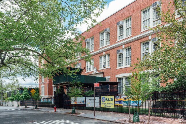 The P.S. 39 Francis J. Murphy School is home to 450 students of all backgrounds and serves the Grasmere aera.