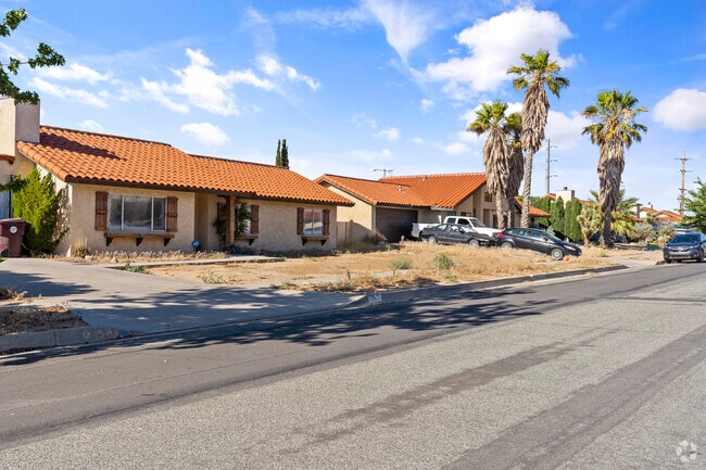 Where mid-century modern design meets desert tranquility in Yucca Valley.