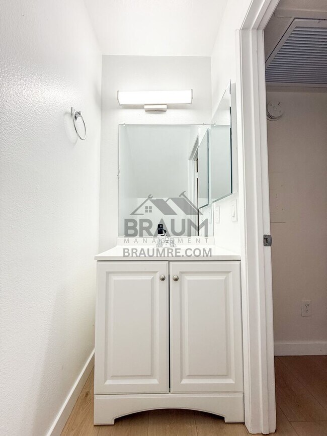 5245 Riverton Ave unit 205, North Hollywood, CA 91601 - photo 5