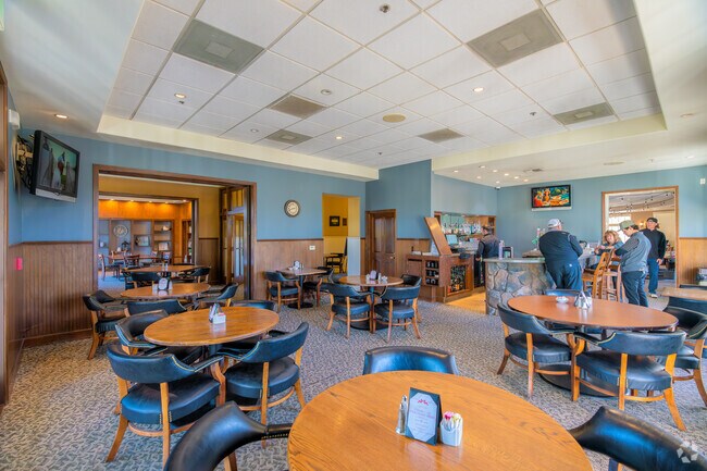 Tierra Oaks Golf Club has a restaurant that locals from Shasta Lake frequently dine at.