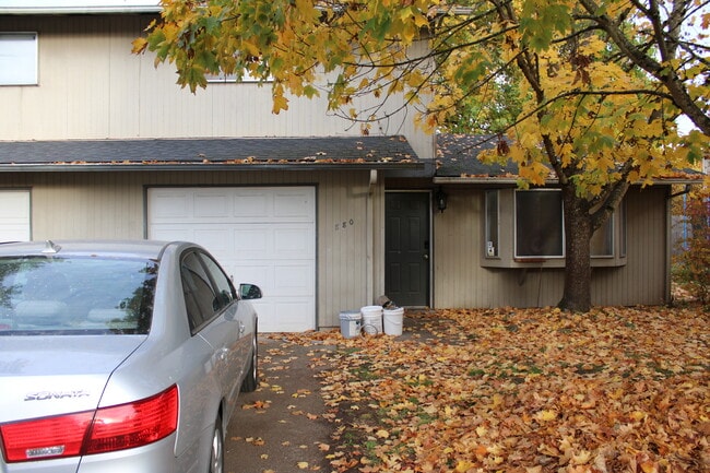 880 N Cloverleaf Loop, Springfield, OR 97477 - photo 2