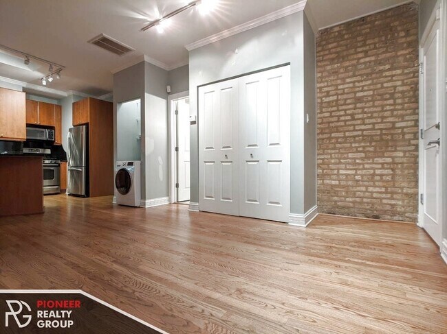 626 W Roscoe St unit 2, Chicago, IL 60657 - photo 6