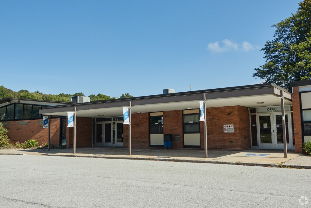 North Elementary School provides education in the neighborhood of 
Outlying Lake County