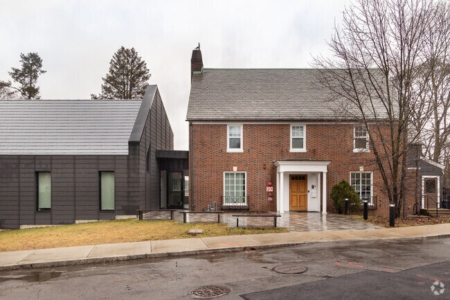 Yashiva Ohr Yisreal is a private religious school for boys serving grades 9-12.