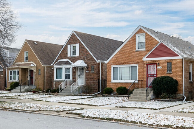 The residential streets are safe and quiet for walking in Calumet Heights.