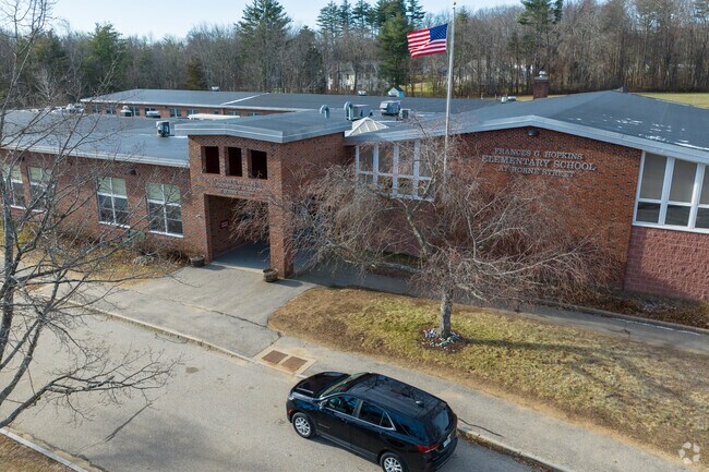 Horne Street Elementary School is a public school that serves students K-4 in Strafford County.
