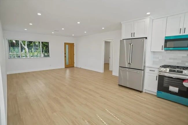 21330 Lemarsh St, Chatsworth, CA 91311 - photo 4