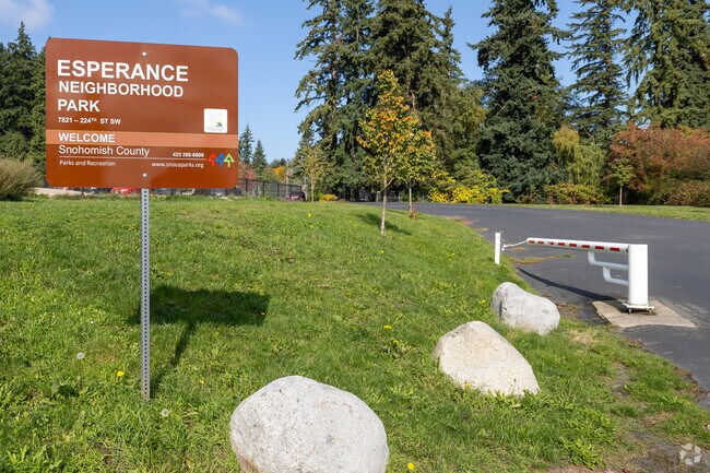 Signage for Esperance Park in Edmonds, WA welcomes visitors to a relaxing day.