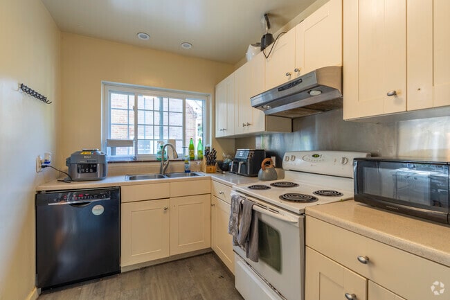 5BR, 2BA - 4,000SF - Kitchen
