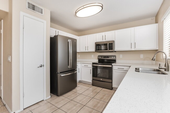 3822 N 105th Ln, Avondale, AZ 85392 - photo 7