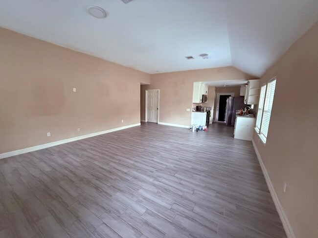 1026 N Arcola St, Angleton, TX 77515 - photo 2