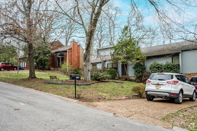 Many single level ranch homes in Rolling River have long driveways.