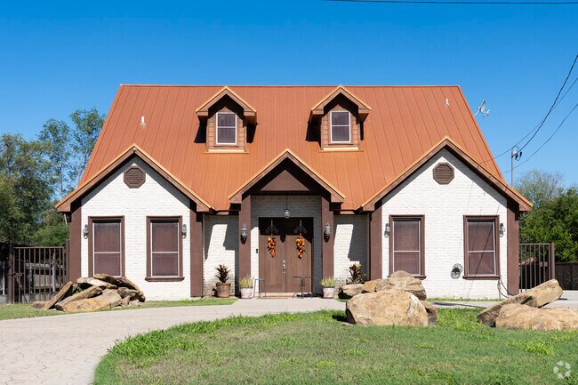A stucco style home is located in the center of Granjero.