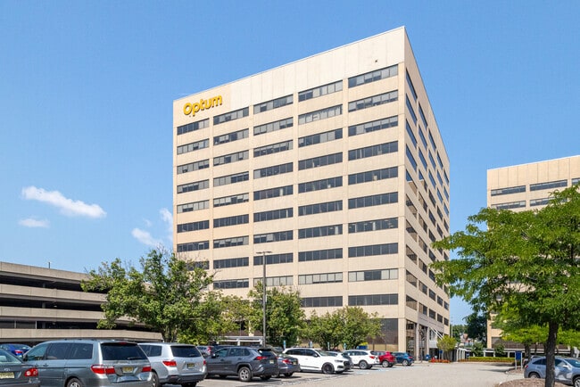 The Meadows School has a student-teacher ratio of 122 to 1.