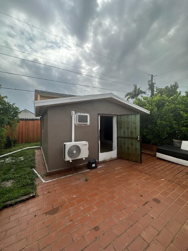 1150 W 28th St unit EFFICIENCY REAR LEFT, Hialeah, FL 33010 - photo 2