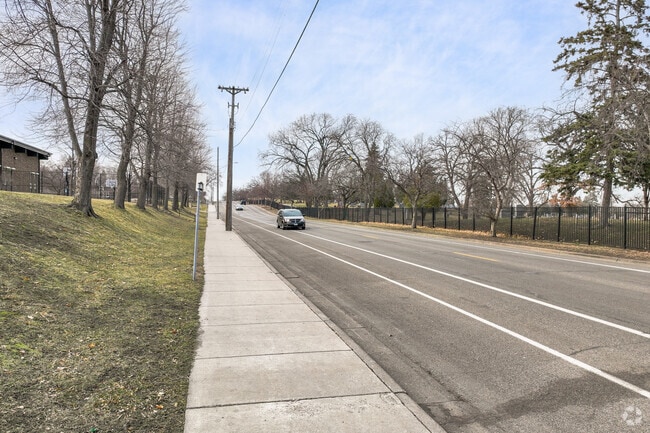 There are bicycle lanes for cyclists to ride on Fremont Avenue.