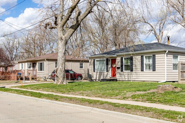 The Stan Bahnsen Park neighborhood has sidewalks throughout for locals to enjoy.