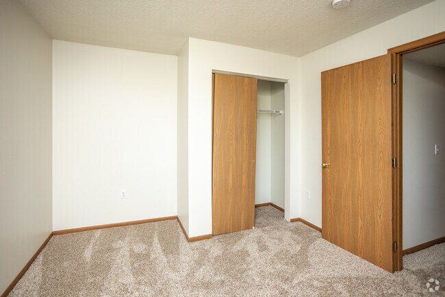 2BR, 1BA - 1,000 SF