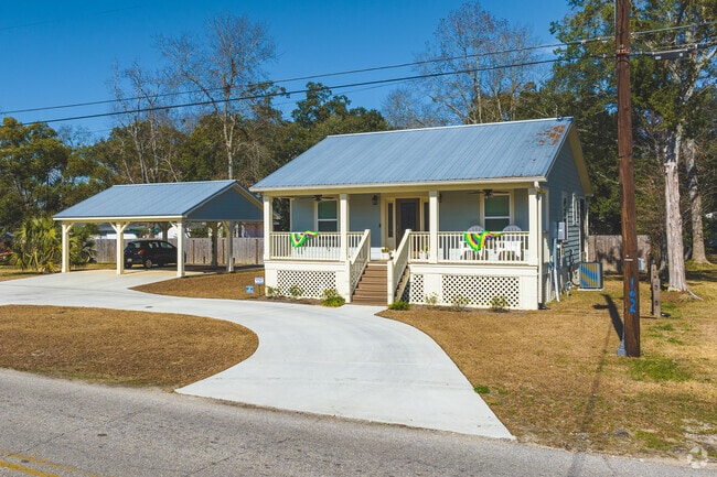 Some Chickasaw homes are Creole influenced with front porches.