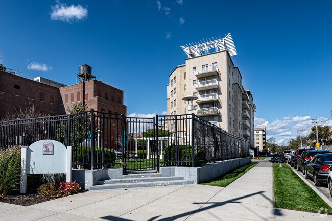 About The Reef, Rockaway Beach NY | HOAs, Reviews, Amenities