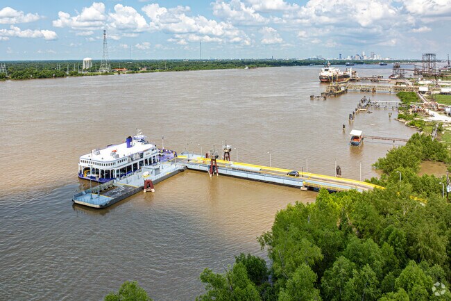 The New Orleans RTA operates a ferry for easy access to cross the Mississippi River.