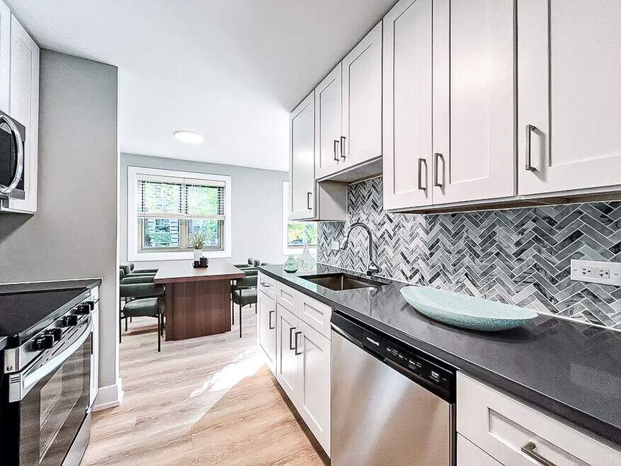 520 W Aldine Ave unit 409, Chicago, IL 60657 - photo 1