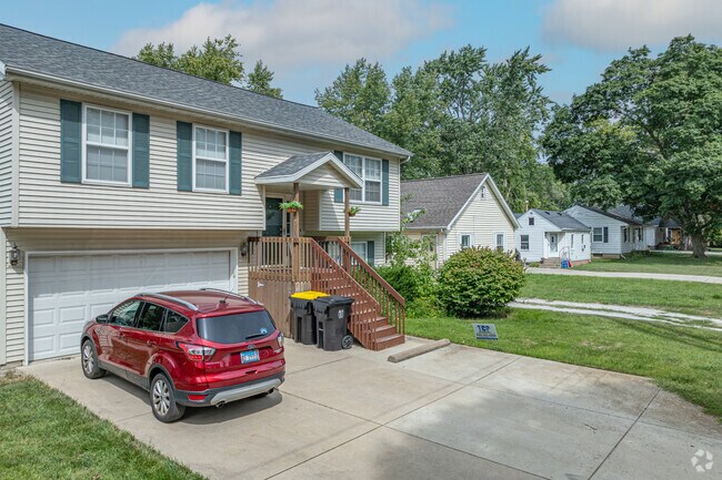 Split-level homes with attached garages dominate the community in Kingsridge.
