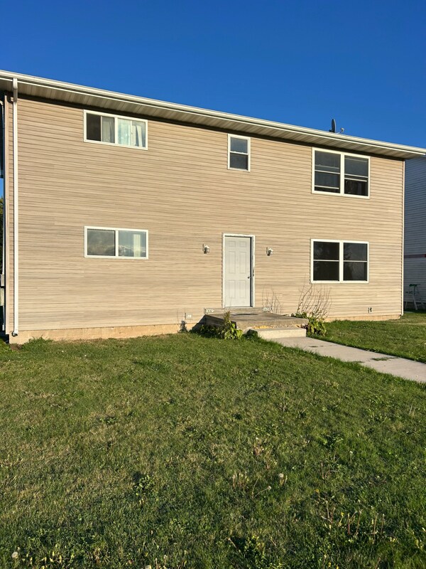 1639 Johnston Dr Unit Lower, Manitowoc, WI 54220