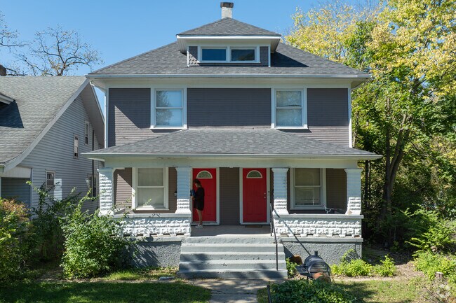 The average house size in Roosevelt is 1,137 square feet.