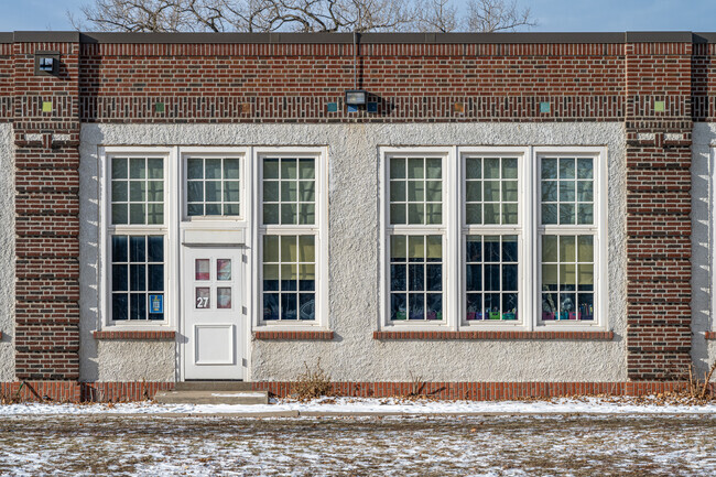 According to Niche, grades K-2 attend Hiawatha Community School.