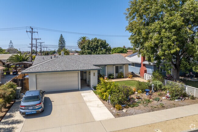 You can find older ranch style homes around Rio Lindo.