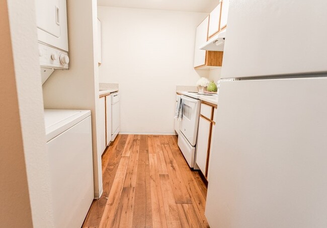 Fife Apartments - The Lakes at Fife Apartments - Kitchen and Laundry