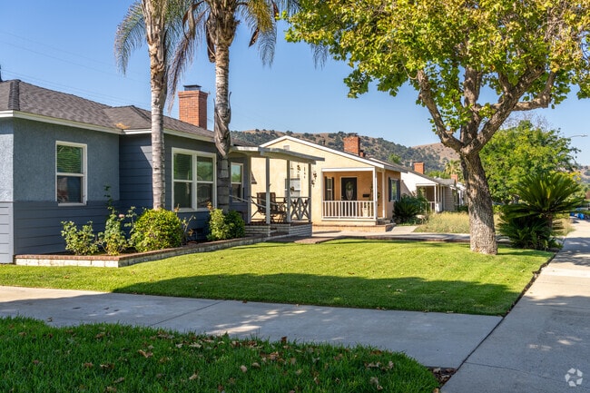 Craftsman homes with early 20th-century charm line streets in Ganesha.