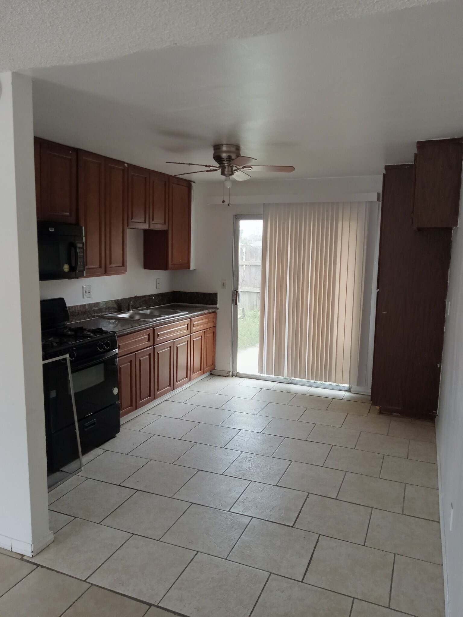 41900 Acacia Ave E, Hemet, CA 92544 - photo 1