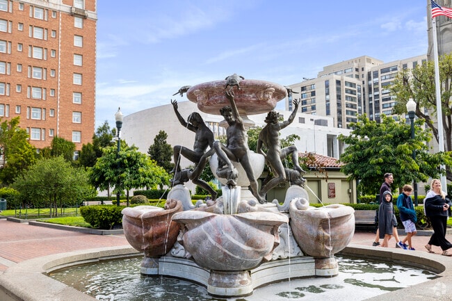 A beautiful fountain in Huntington Park in Lower Nob Hill.