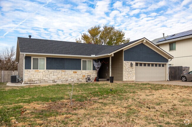 This Cedar Lakes Village homes has stunning stone accents on the siding.