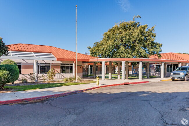 Chula Vista Hills Elementary School offers a Multilingual English Learner program to students.